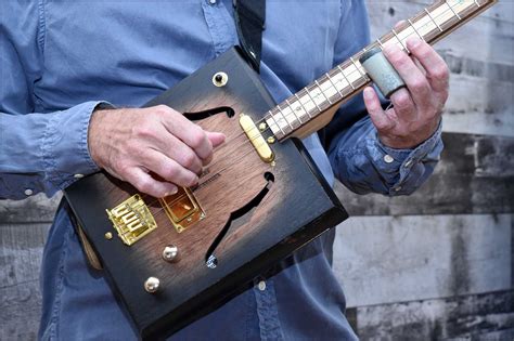 how to play cigar box guitar